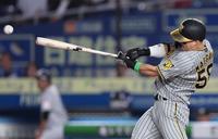 　７回、バットを折りながら勝ち越し適時打を放つ前川（撮影・田中太一）