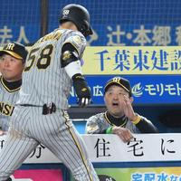 　６回、右越え２ランを放った前川（左）を迎える岡田監督（撮影・伊藤笙子）