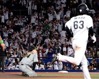 　延長１０回、サヨナラの押し出し四球を与え、座り込む漆原（撮影・田中太一）