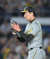 　８回に登板し、三者凡退に抑えた岩崎（撮影・伊藤笙子）