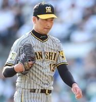 　９回、同点に追いつかれた岩崎はベンチへ戻る（撮影・田中太一）