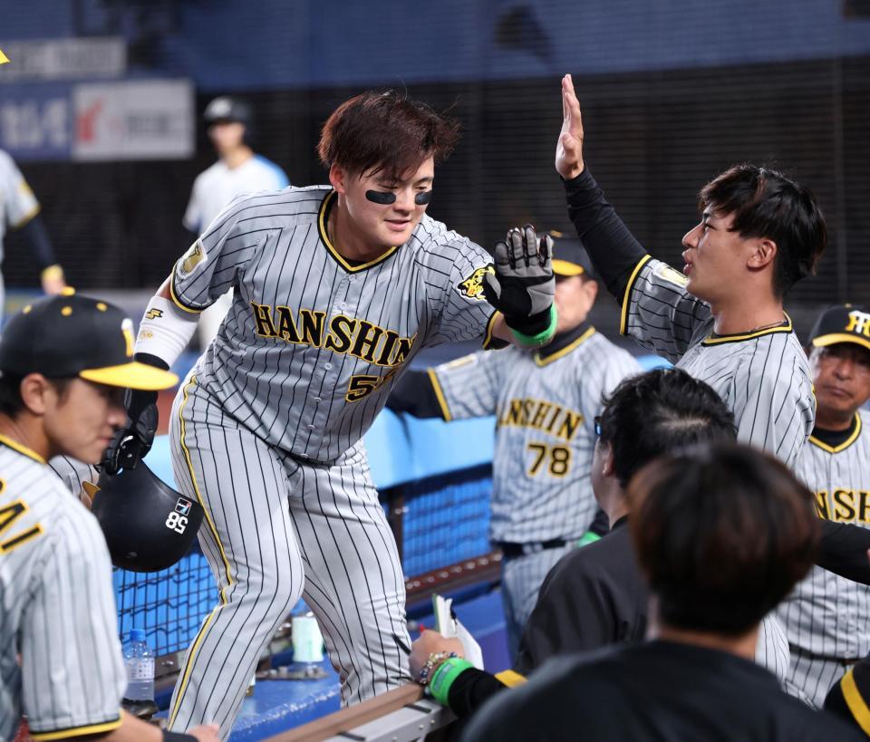 　７回、勝ち越し打を放った前川はベンチでナインと喜び合う（撮影・田中太一）