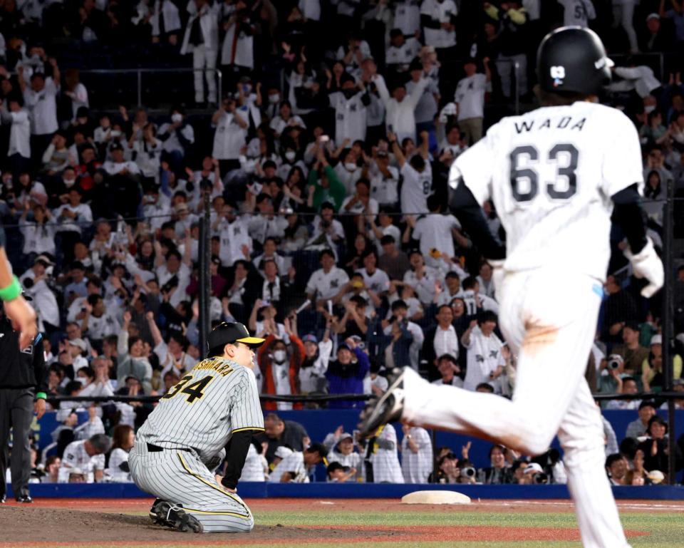 　延長１０回、サヨナラの押し出し四球を与え、座り込む漆原（撮影・田中太一）