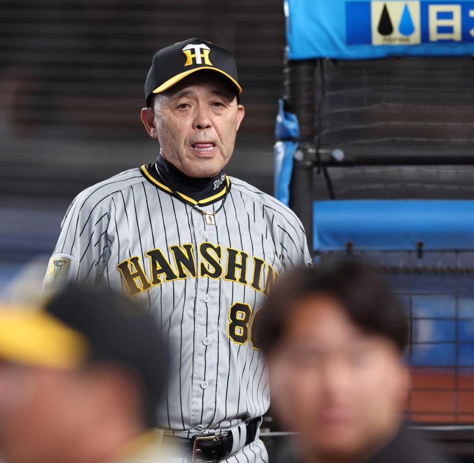 　９回、ベンチで厳しい表情の岡田監督