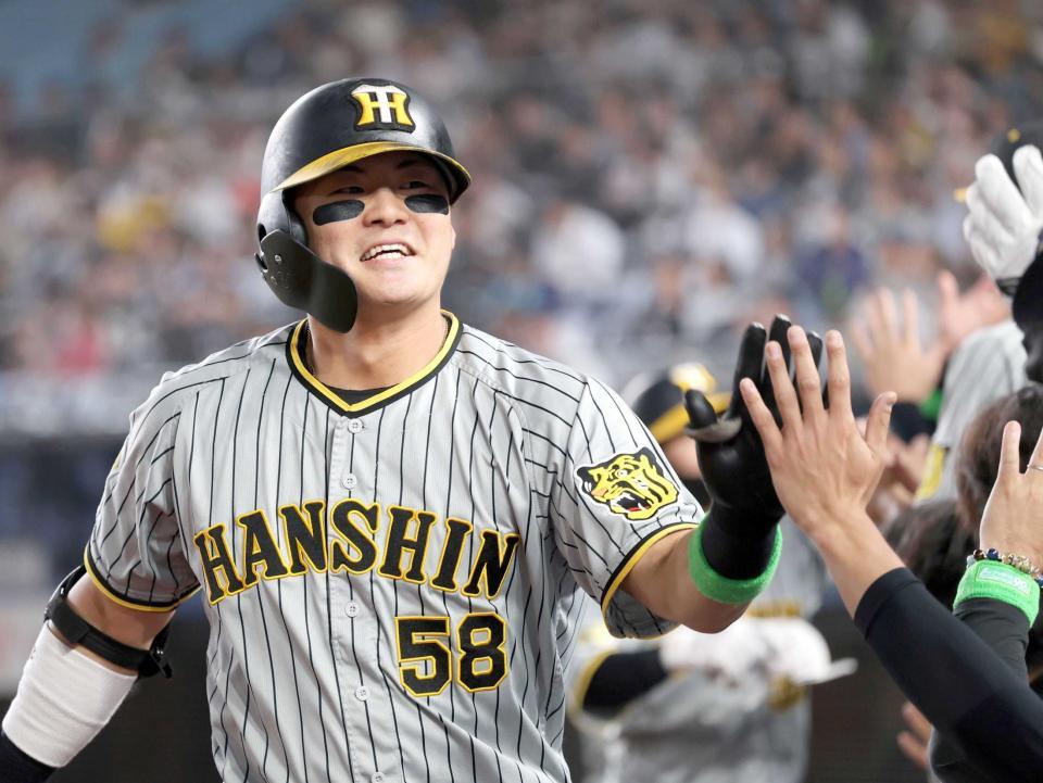 　６回、同点２ランを放った前川は笑顔でタッチを交わす（撮影・田中太一）