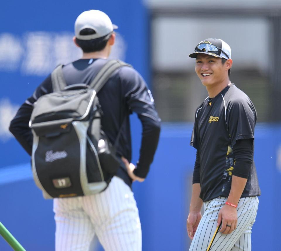 　試合前、佐々木（手前）と談笑する西純（撮影・伊藤笙子）