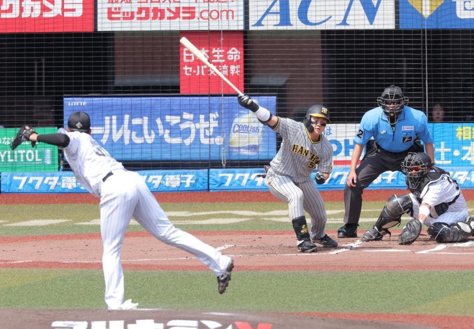 　１回、空振り三振に倒れる前川（撮影・西岡正）