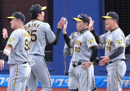 　ロッテに完封勝利し、才木（左から３人目）を迎える岡田監督（同４人目）＝撮影・西岡正