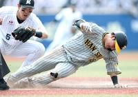 　５回、木浪の三振で渡辺が帰塁できず併殺となる（撮影・田中太一）