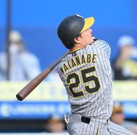 　９回、勝ち越しの犠飛を打ち上げる渡辺（撮影・伊藤笙子）