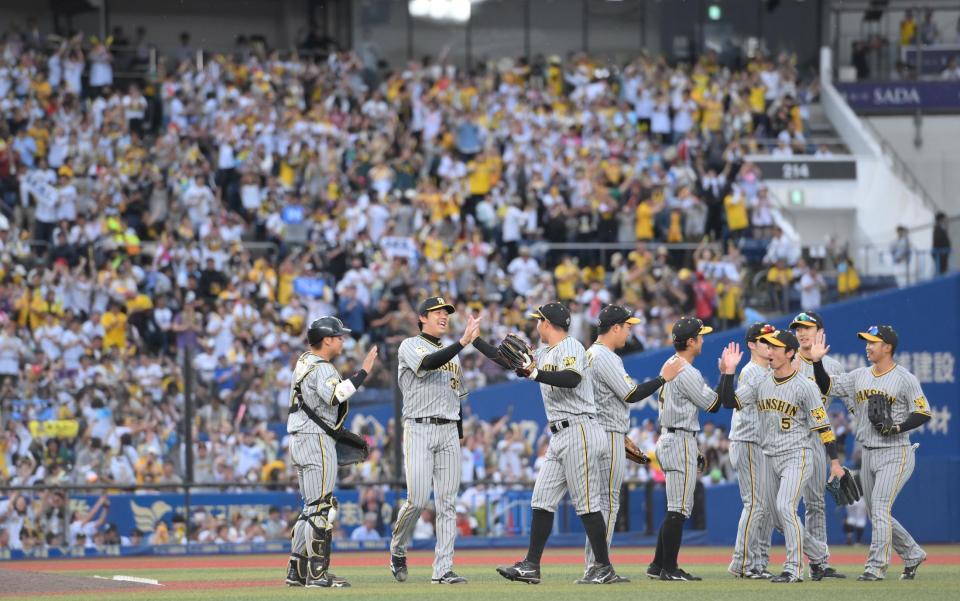 　森下（左から３人目）の先頭打者本塁打であげた１点を才木（同２人目）が守り切り、交流戦初勝利をあげた阪神ナイン（撮影・伊藤笙子）