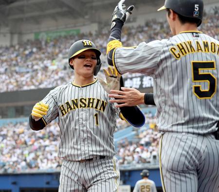 　１回、先制ソロを放った森下は近本とタッチを交わす（撮影・田中太一）