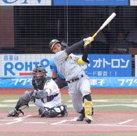 　１回、左越えに先頭打者本塁打を放つ森下（撮影・西岡正）