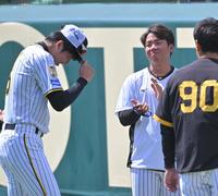 　２日・ロッテ戦で完封勝利を挙げた才木（左）をたたえる村上（撮影・北村雅宏）