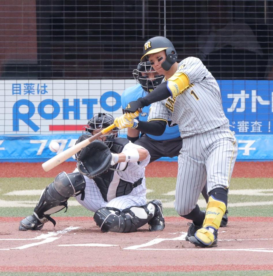 　１回、左越えに先頭打者本塁打を放つ森下（撮影・西岡正）