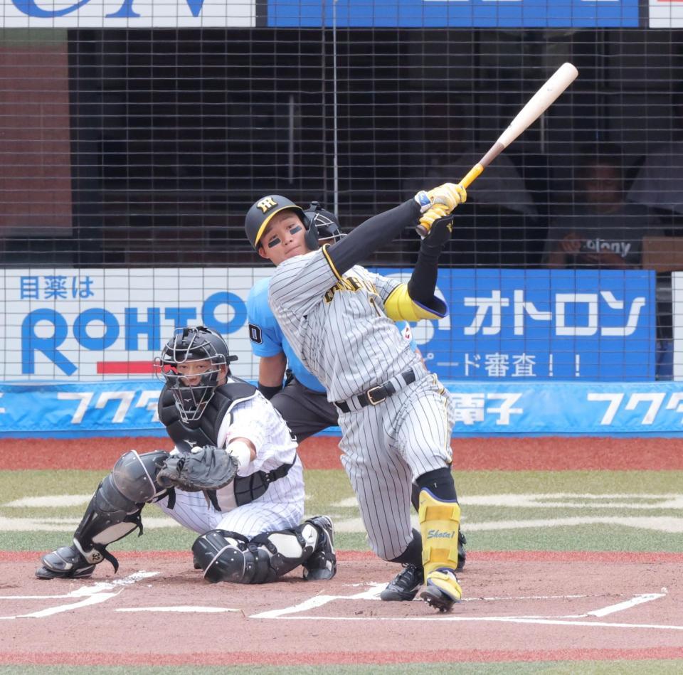 　１回、左越えに先頭打者本塁打を放つ森下（撮影・西岡正）