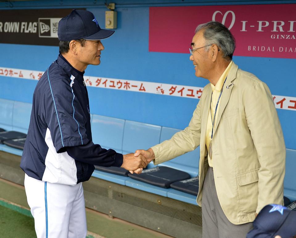 　ＤｅＮＡ・中畑清監督（左）と握手を交わす若生智男氏＝２０１２年６月撮影