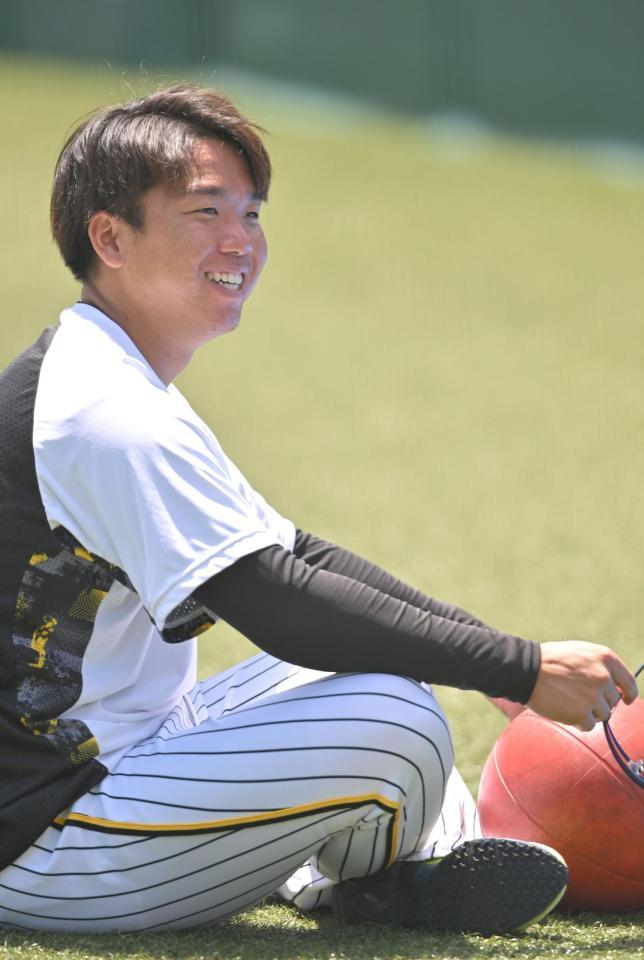 　練習中に笑顔を見せる村上（撮影・北村雅宏）