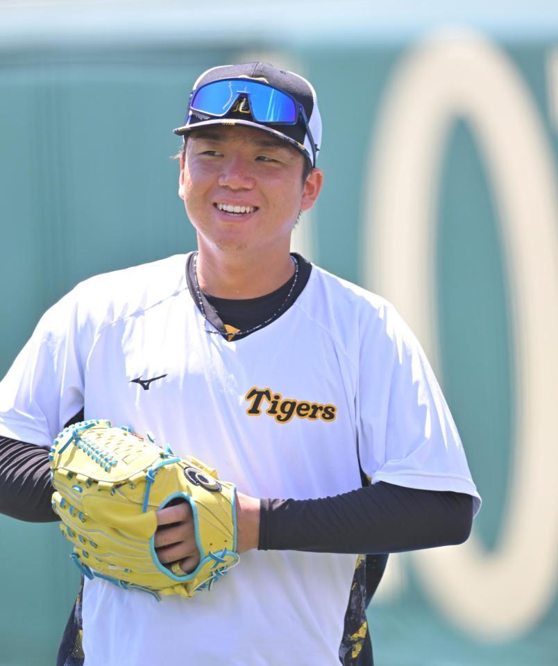 　キャッチボールに向かう村上（撮影・北村雅宏）