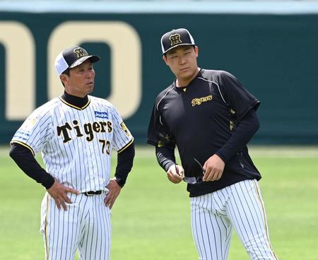 　水口コーチ（左）と話す大山（撮影・飯室逸平）