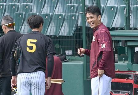 　近本（５）と話す則本（撮影・飯室逸平）