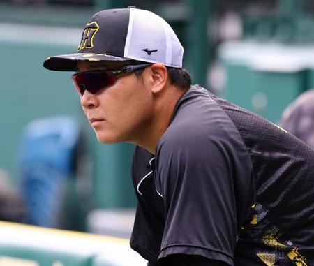 　練習を見つめる大山（撮影・山口登）