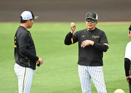 　大山（左）と話す平田ヘッド（撮影・飯室逸平）