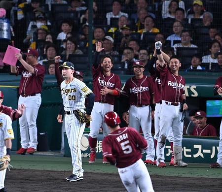 　１０回、楽天に勝ち越しを許し、ぼう然と立ちつくすゲラ（撮影・飯室逸平）