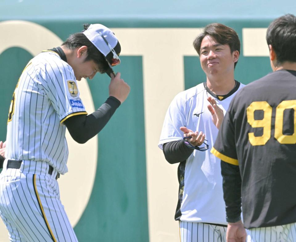 　２日・ロッテ戦で完封勝利を挙げた才木（左）をたたえる村上（撮影・北村雅宏）