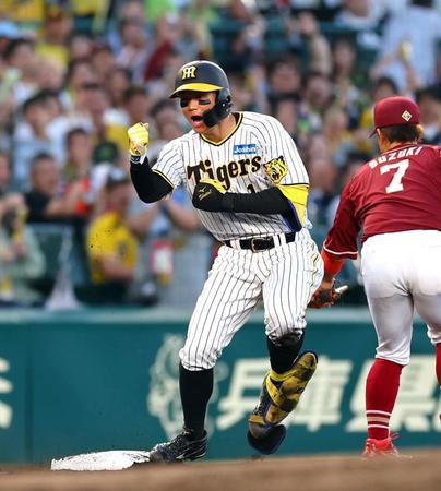 　４回、先制適時三塁打を放ちガッツポーズを決める森下（撮影・山口登）