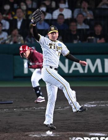 　９回、辰己の打球に飛びつく岩崎（撮影・飯室逸平）