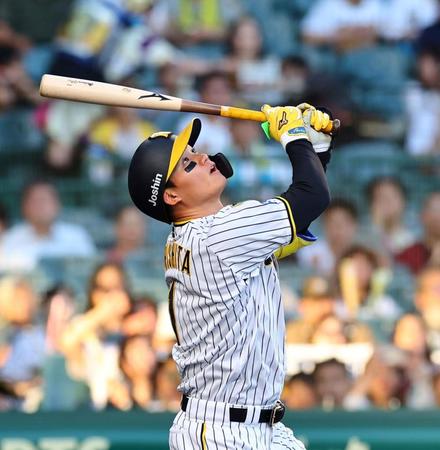 　１回、捕邪飛に倒れる森下（撮影・山口登）