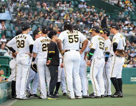 　３回の攻撃前、ベンチ前で円陣を組む阪神ナイン（撮影・山口登）