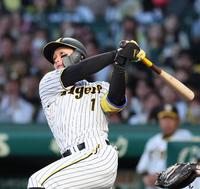 　４回、左中間へ先制適時三塁打を放つ森下（撮影・立川洋一郎）