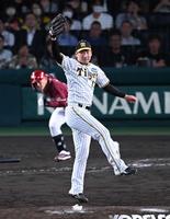 　９回、辰己の打球に飛びつく岩崎（撮影・飯室逸平）