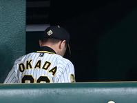 　足早にベンチを後にする岡田監督（撮影・飯室逸平）