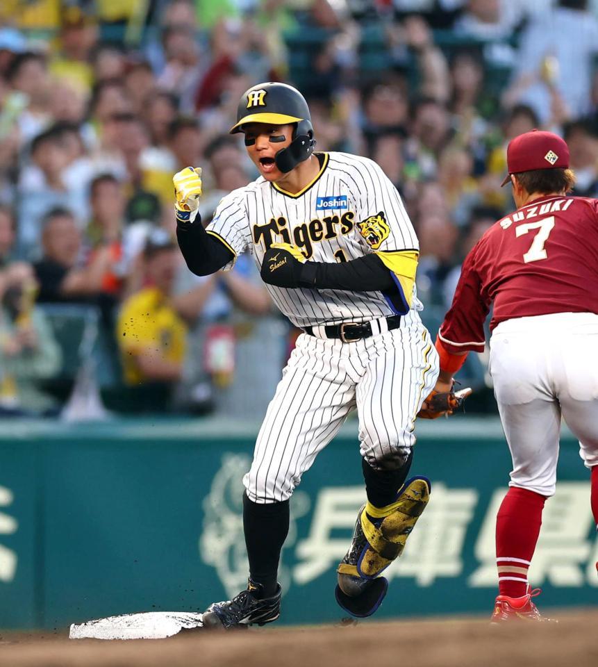 　４回、先制適時三塁打を放ちガッツポーズを決める森下（撮影・山口登）