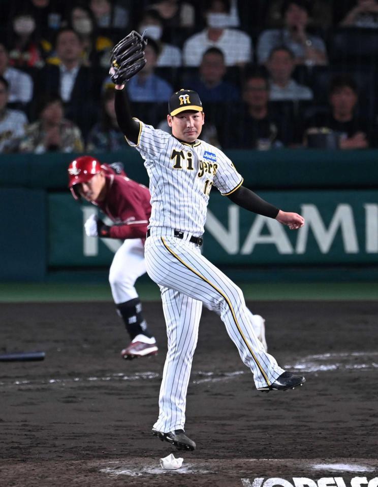 　９回、辰己の打球に飛びつく岩崎（撮影・飯室逸平）