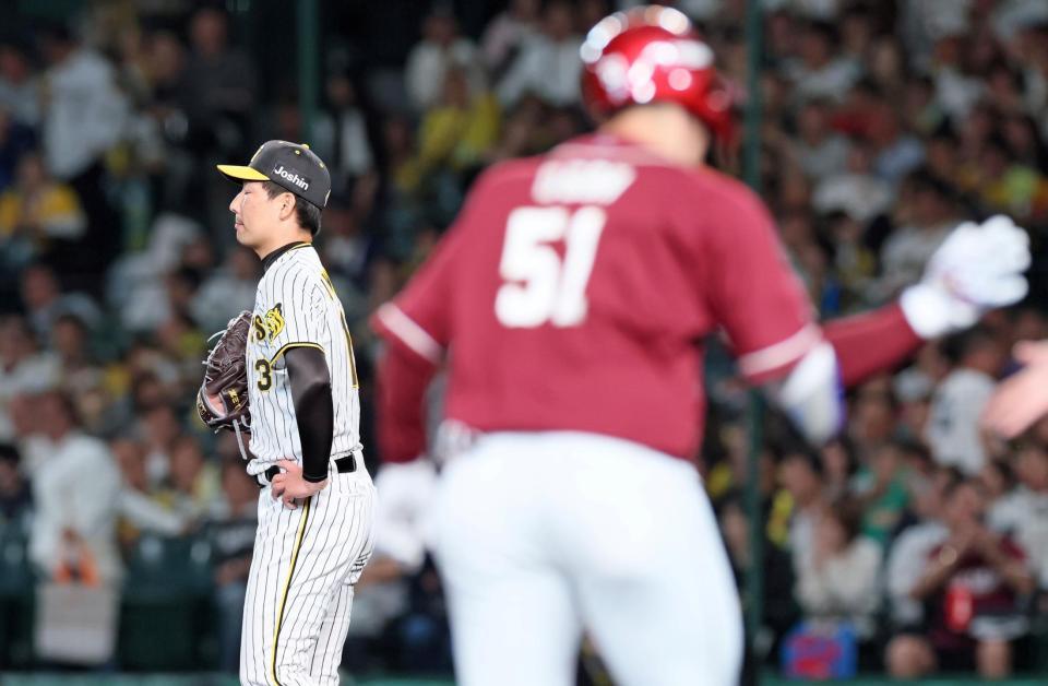 　９回、小郷に逆転２ランを浴びて肩を落とす岩崎（撮影・立川洋一郎）