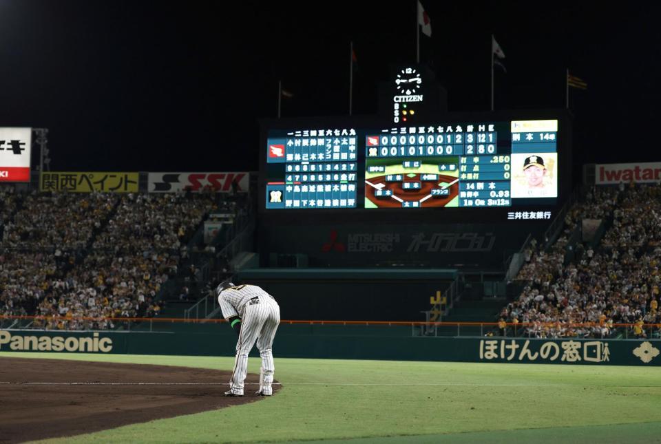 　９回、島田は併殺に倒れ、リプレイ検証のリクエストもアウトなり試合終了する（撮影・山口登）