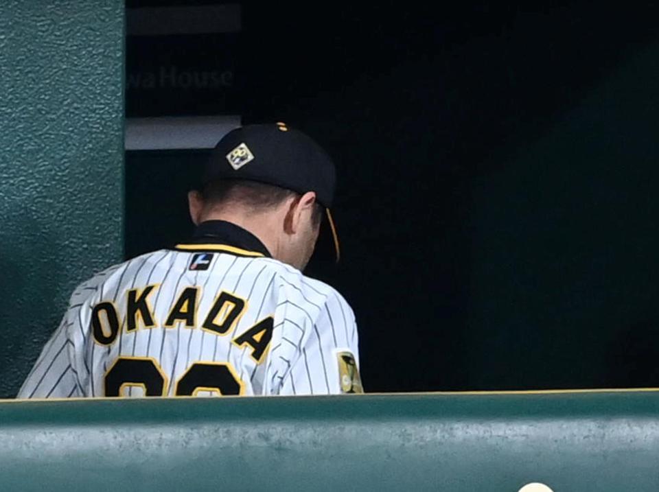 　足早にベンチを後にする岡田監督（撮影・飯室逸平）