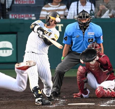 　３回、先制タイムリー二塁打を放つ前川（撮影・飯室逸平）