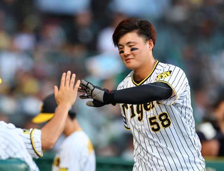 　３回、先制適時二塁打を放った前川はナインに迎えられる（撮影・山口登）