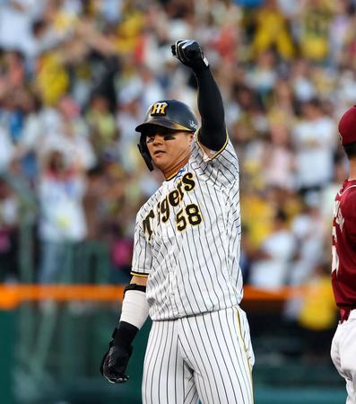 　３回、先制適時二塁打をちガッツポーズを決める前川（撮影・山口登）