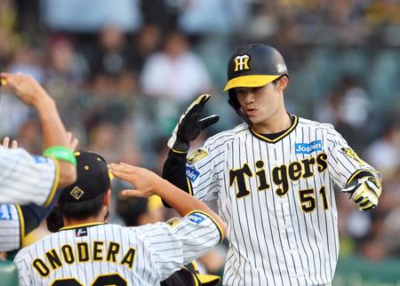 　３回、生還しナインの出迎えを受ける中野（撮影・山口登）