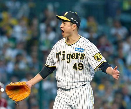 　４回、フランコを見逃し三振に抑え、雄たけびを上げる大竹（撮影・山口登）