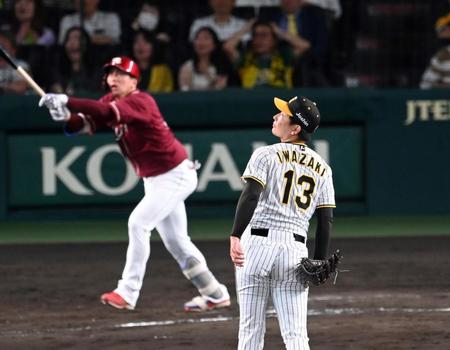 　９回、小郷に逆転２ランを打たれる岩崎＝５日
