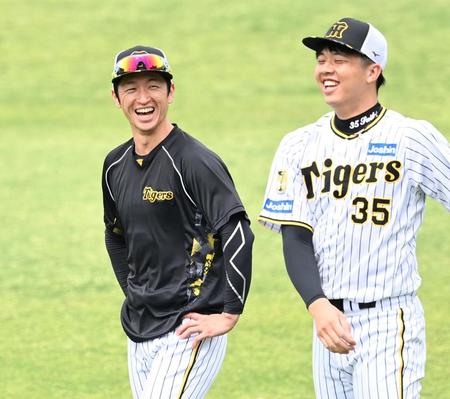 　才木（右）と談笑する近本（撮影・飯室逸平）