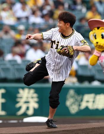 　始球式を務める陣内智則（撮影・山口登）