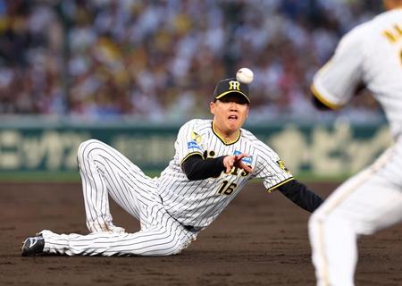 【写真】ショックのあまり両膝をつき、懺悔ポーズをとってしまう西勇